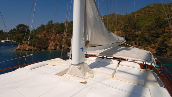 Nahaufnahme der eleganten Gulet Nurten A auf dem Meer bei Marmaris, Türkei.